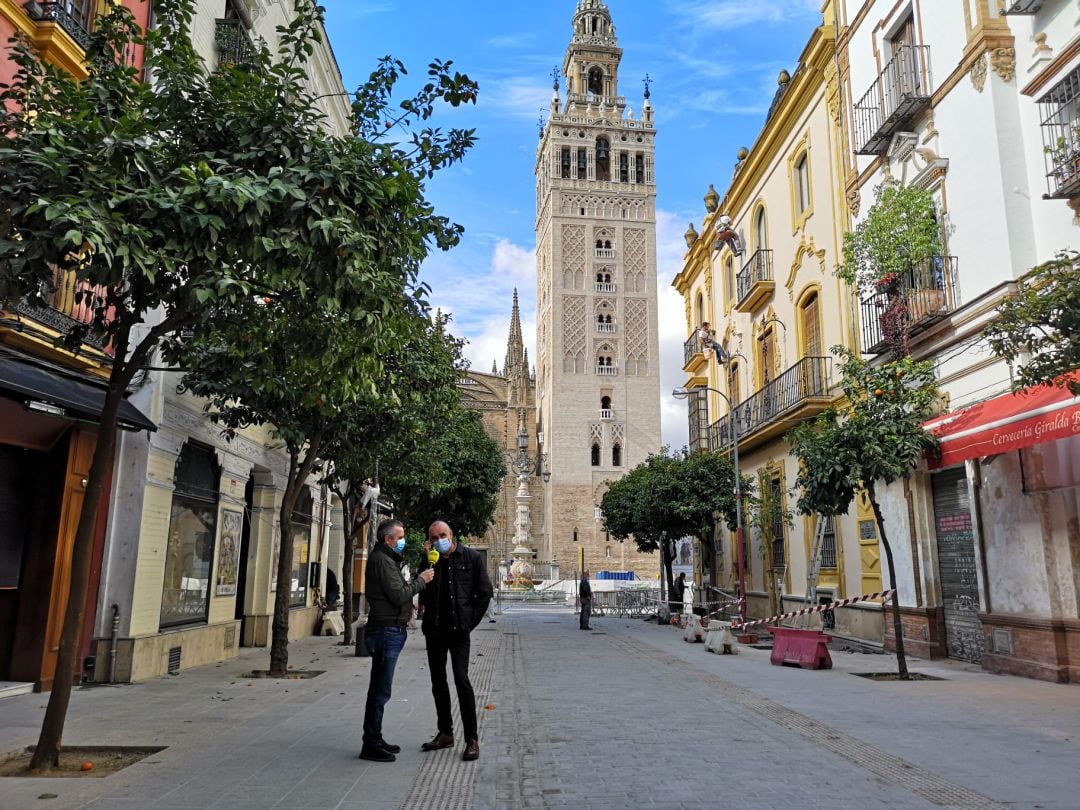 Antonio Muñoz atiende al micrófono de paco García en el corazón mismo de la calle Mateos Gago