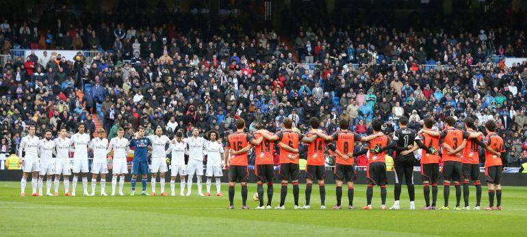 GRA238. MADRID, 31/01/2015.- Los jugadores del Real Madrid y de la Real Sociedad guardan un minuto de silencio por el fallecimiento de un aficionado txuriurdin en un accidente de tráfico cuando se desplazaba a la capital a presenciar el encuentro, antes del partido de la vigésimo primera jornada de Liga de Primera División, que se disputa esta tarde en el estadio Santiago Bernabéu. EFE/Alberto Martín