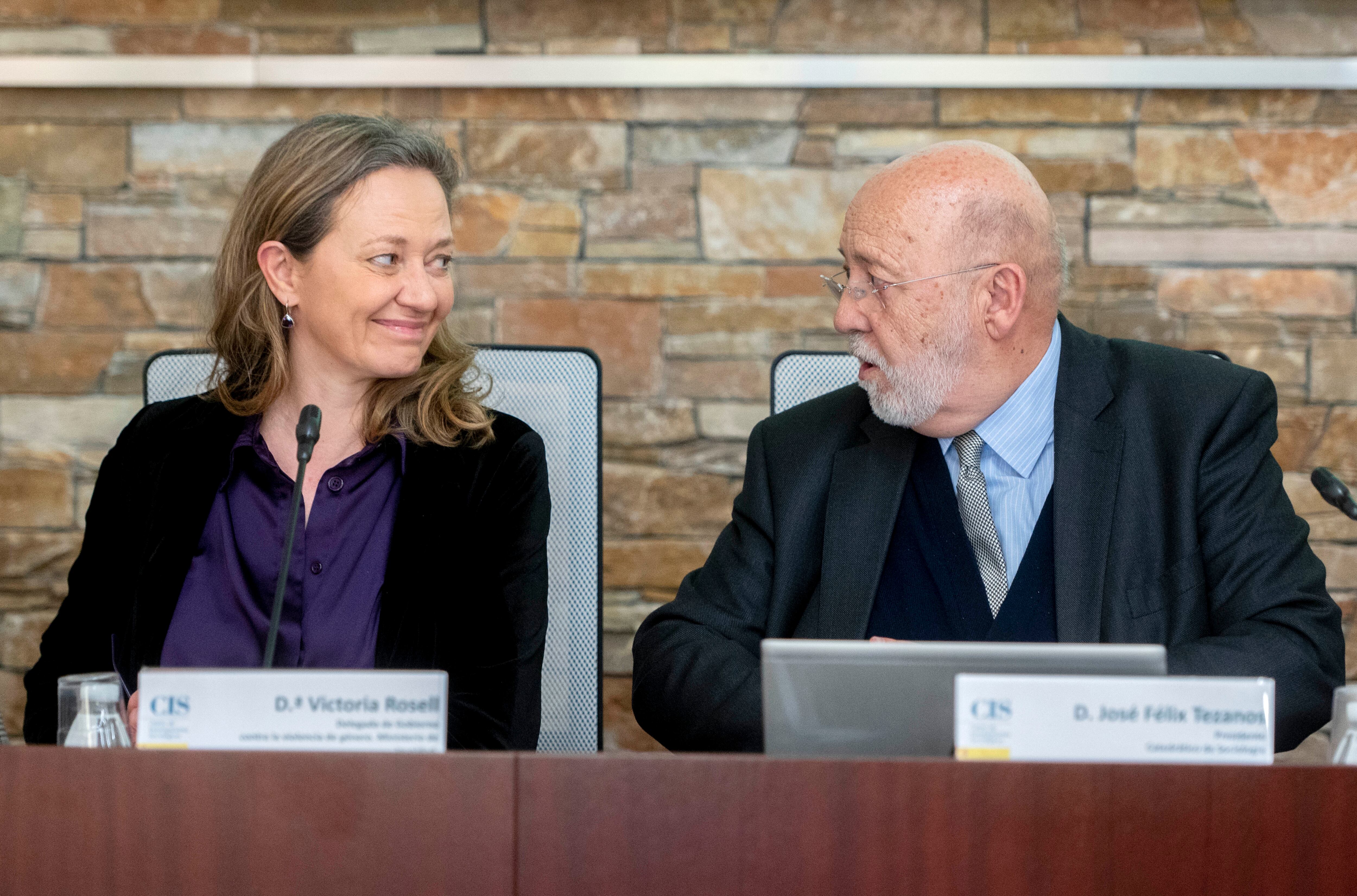 La delegada del Gobierno para la Violencia de Género, Victoria Rosell, de Podemos, junto al presidente del Centro de Investigaciones Sociológicas (CIS), José Félix Tezanos.