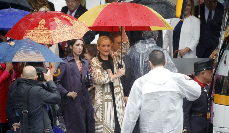 La presidenta de la Comunidad de Madrid, Cristina Cifuentes (2d), durante los actos del desfile militar de la Fiesta Nacional, el primero con Gobierno en funciones.