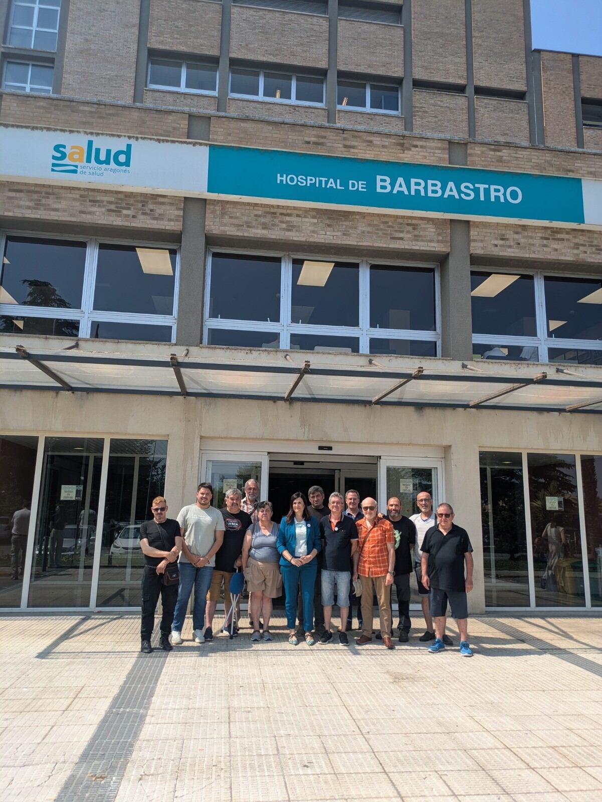 Isabel Lasobras con miembros de CHA en el Somontano en la puerta de entrada del Hospital de Barbastro