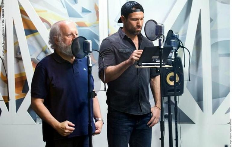 Los actores Juan Echanove y Rafael Amaya durante la grabación de la radionovela. 