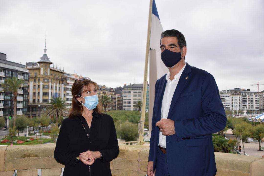 La alcaldesa de Biarritz, Maider Arosteguy, y el primer edil donostiarra, Eneko Goia