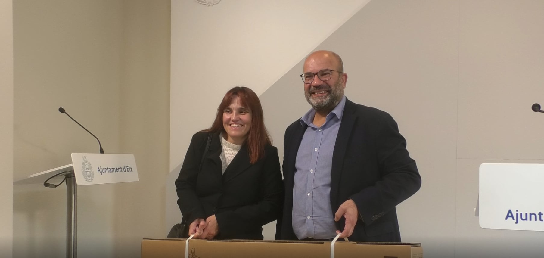 Felip Sànchez, concejal Eficiencia Energética Elche, entrega el premio a la ganadora del concurso