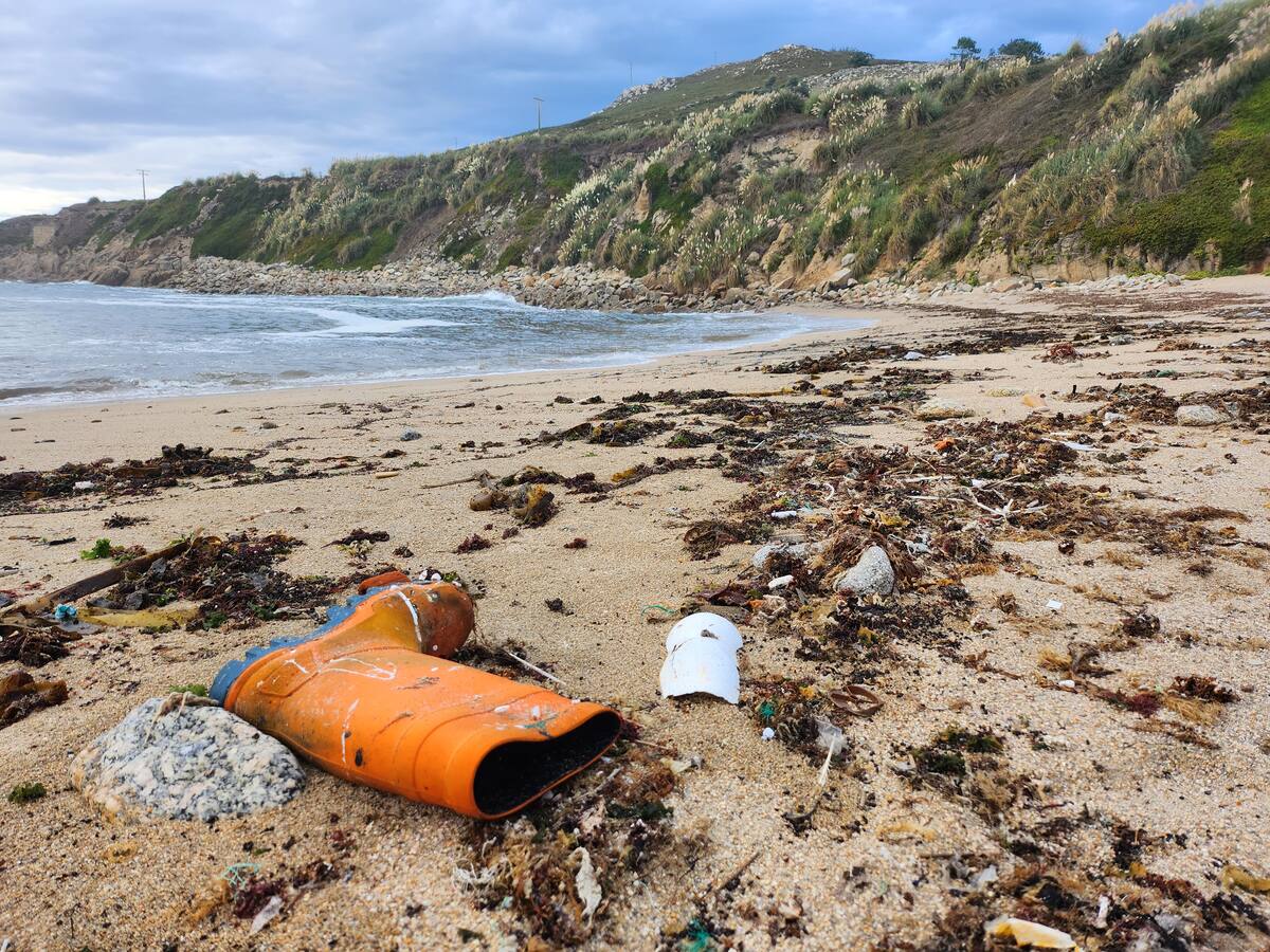 Denuncian la cantidad de basura existente en la playa de Bens