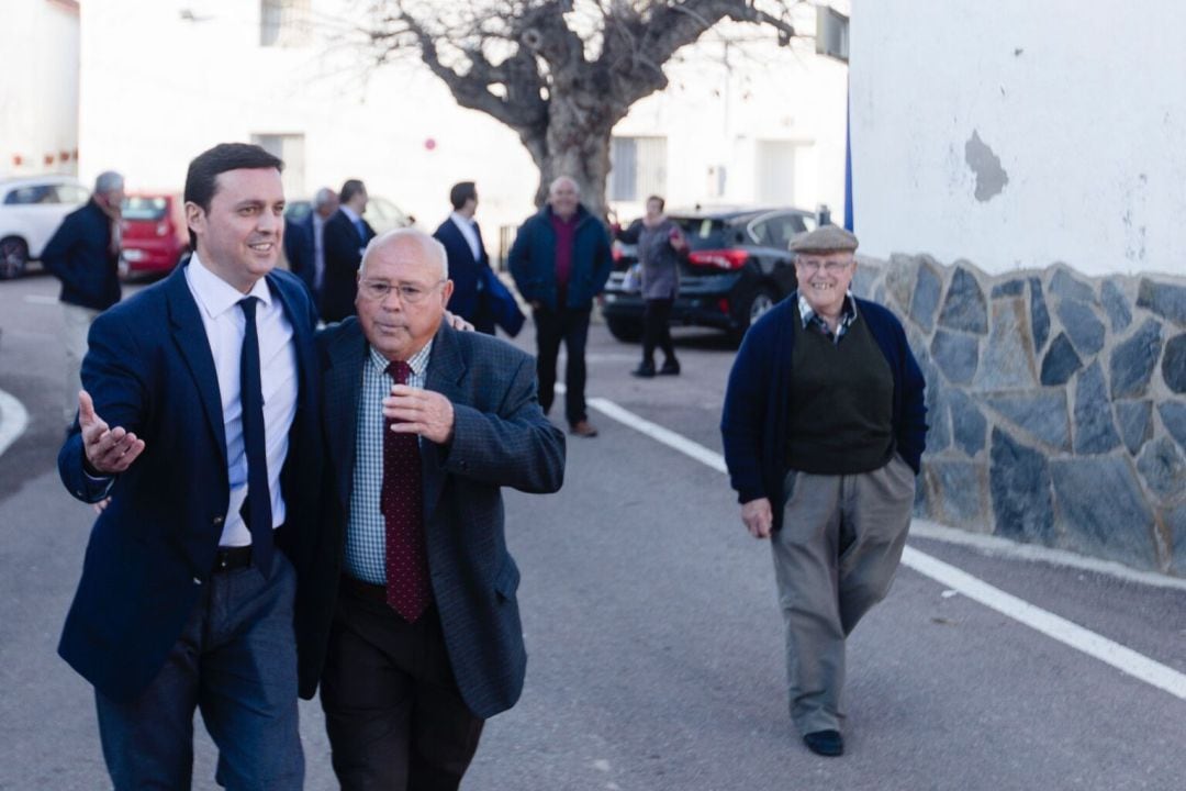 El presidente Javier A. García (izquierda) en una de las visitas a los pequeños municipios de la provincia de Almería.