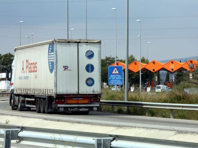 Un camió accedint a l'autopista.