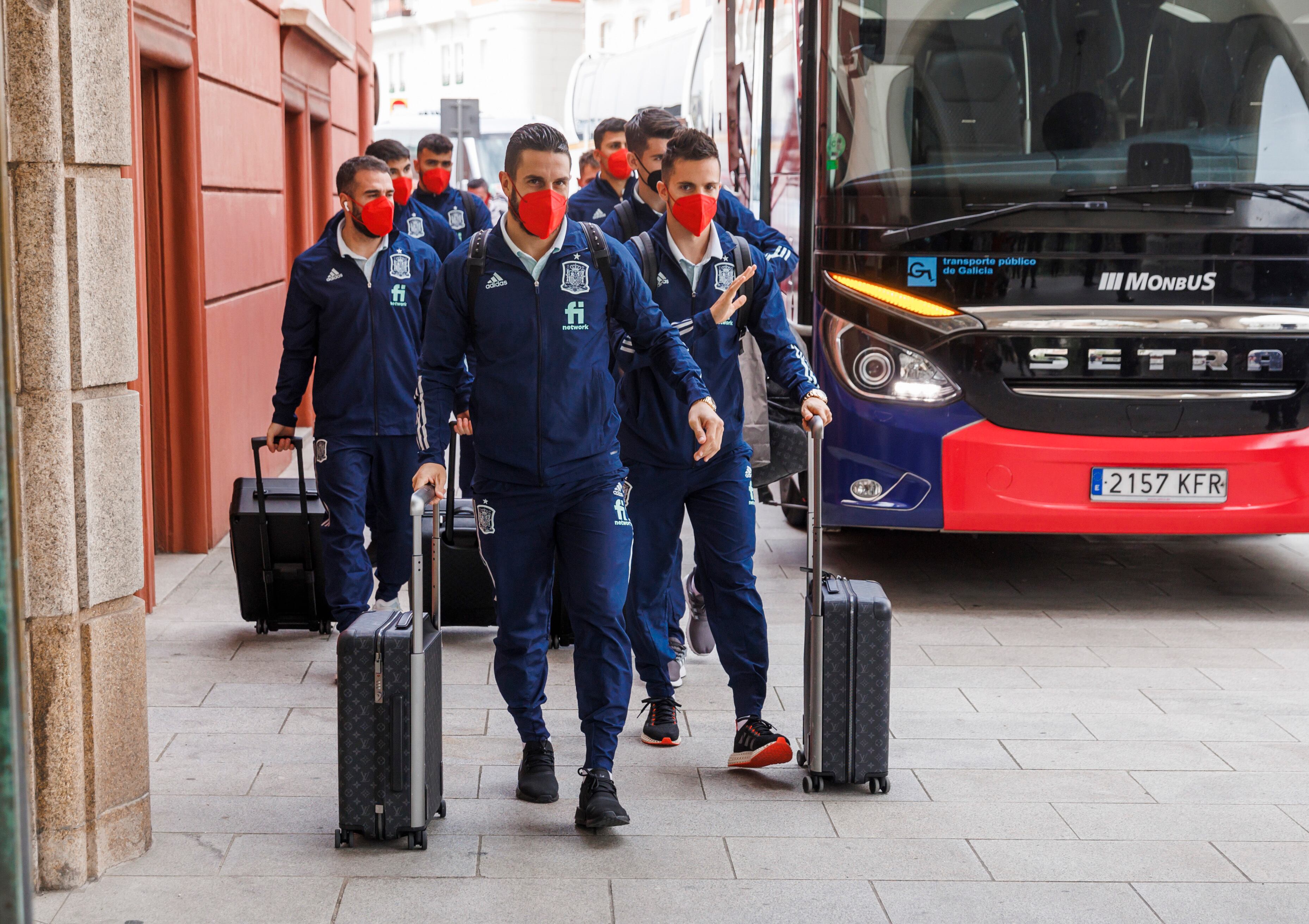 La selección española viaja de Barcelona a A Coruña para el amistoso con Islandia. En la imagen varios jugadores a su llegada al aeropuerto de Alvedro, en A Coruña.