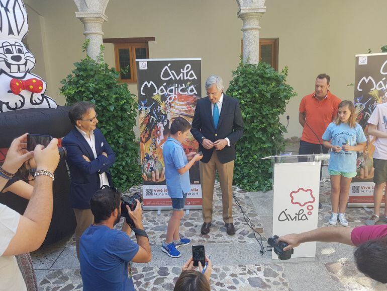 Un niño realiza un truco de magia al alcalde durante la presentación de &#039;Ávila Mágica&#039;