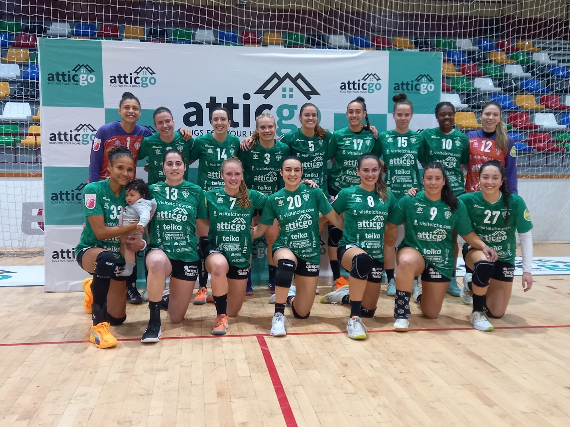 Las jugadoras del Elche Atticgo posan tras su empate ante el Bera Bera