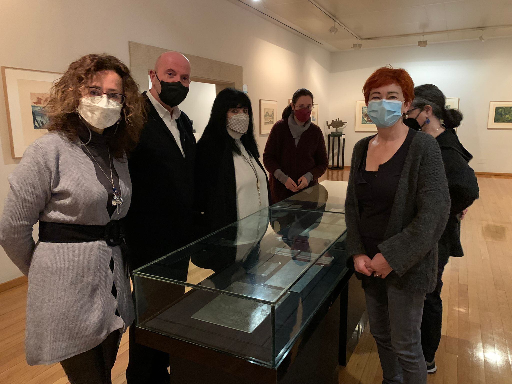 Maite Ferreiro xunto a Ángel Angibay e persoal do Museo Provincial de Lugo