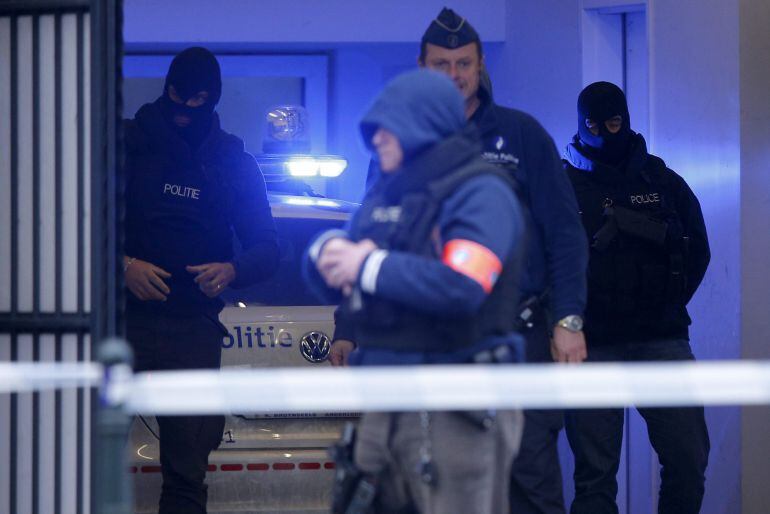 Policías vigilan las instituciones de Bruselas