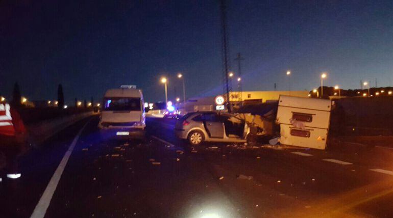 El vehículo embistió a la caravana en la autopista A 68, en Tudela