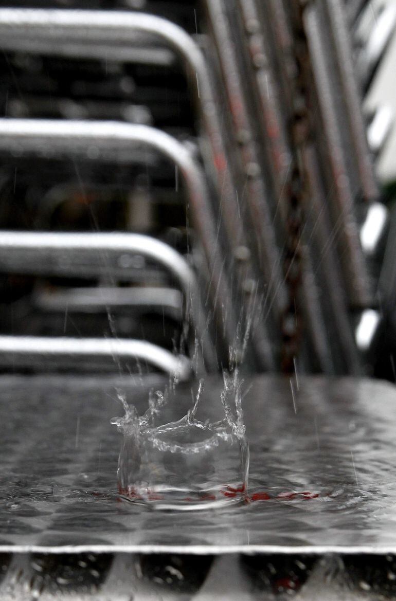 GRA022. SAN SEBASTIAN, 22/1/2015.- Una gota cae sobre la mesa de la terraza de un bar en San Sebastián, recogida hoy a causa de las intensas precipitaciones que han tenido lugar en la ciudad. EFE/Javier Etxezarreta