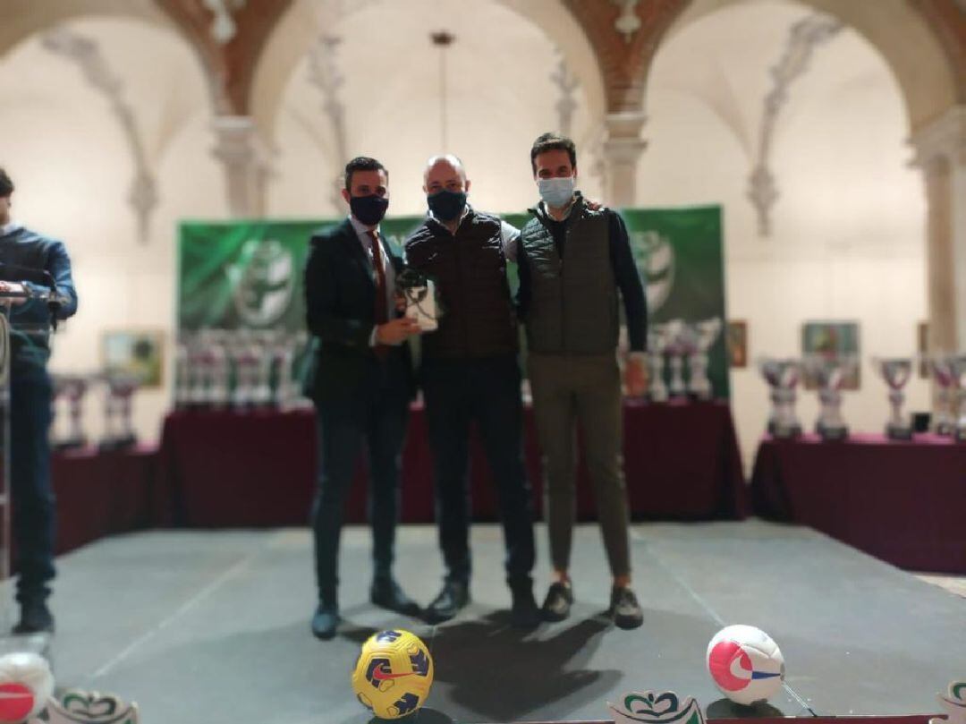 José Antonio Alba y Lalo Rodríguez, con el presidente delegado de la RFAF en Córdoba, Martín Torralbo.