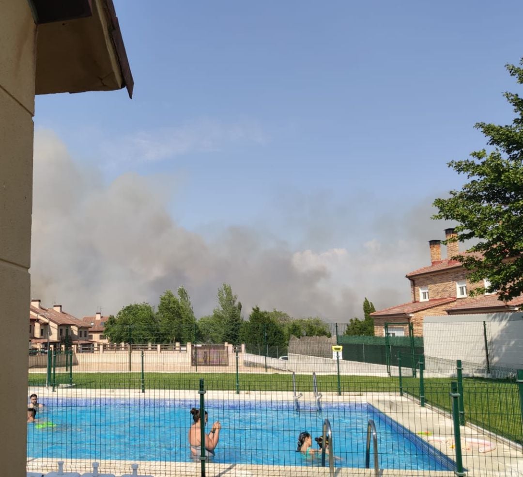 Columna de humo en el incendio cerca de Encinillas