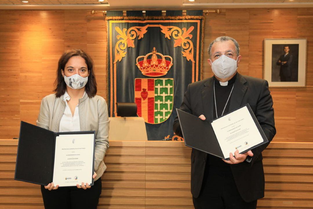 La alcaldesa de Getafe, Sara Hernández, junto al obispo de Getafe, Ginés García Beltrán, tras la firma del acuerdo.