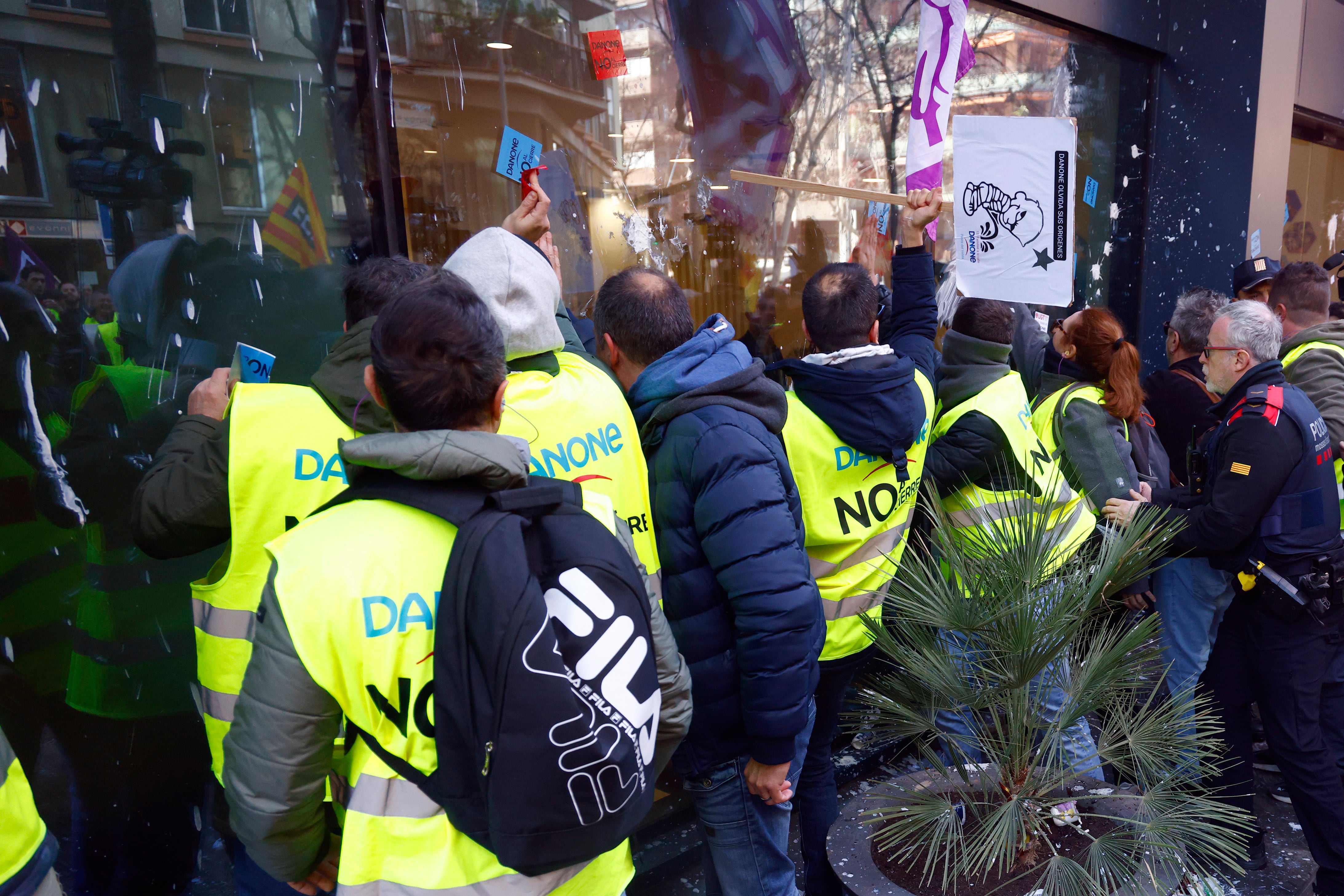 BARCELONA, 12/02/2024.- La plantilla de Danone en Parets del Vallès (Barcelona) es manifesta davant la seu de la companyia contra el tancament de la planta vallesana.