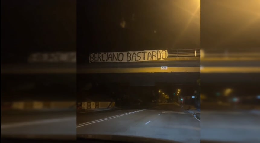 Pancarta aparecida en el puente de la Nacional VI