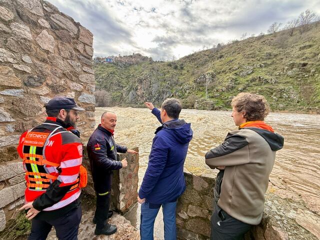 El alcalde de Toledo, Carlos Velázquez, durante su visita este domingo a las zonas de la senda ecológica afectadas