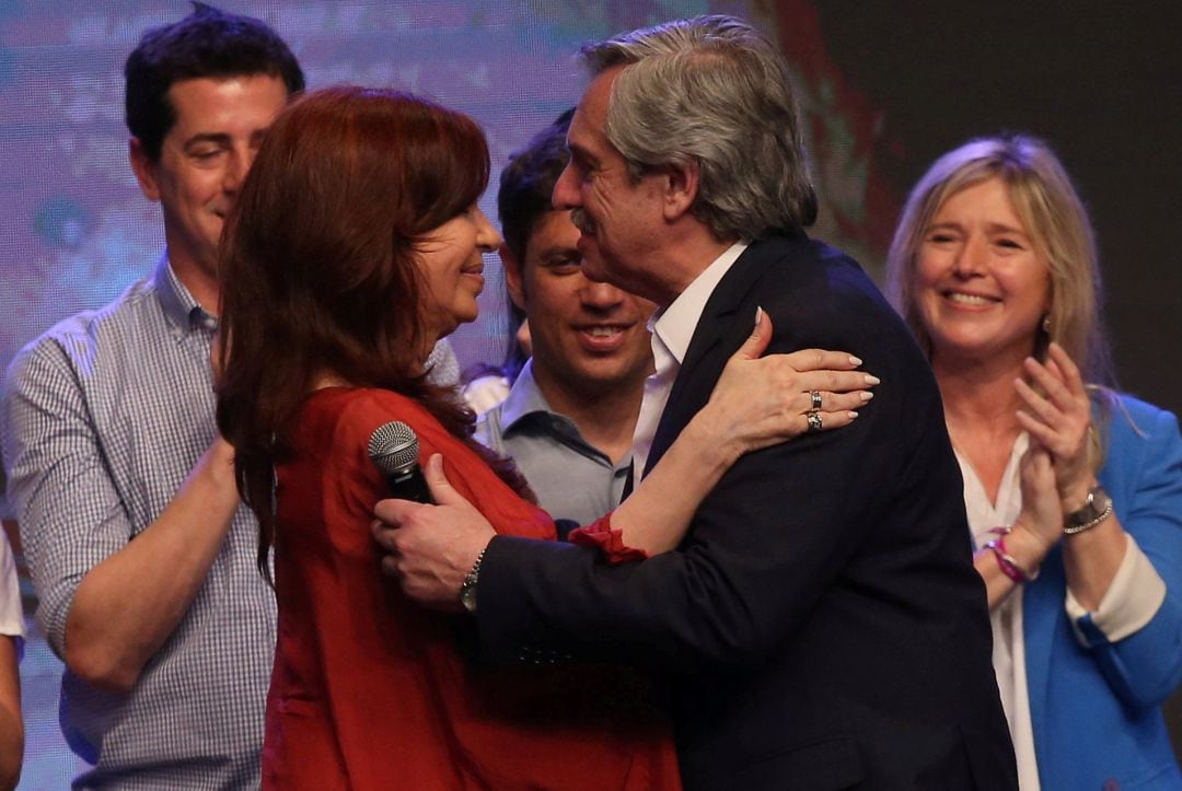 El presidente de Argentina, Alberto Fernández, celebra su victoria junto a la expresidenta argentina Cristina Fernández de Kirchner.