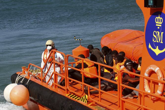 Salvamento Marítimo rescata a 34 inmigrantes subsaharianos en el Estrecho de Gibraltar