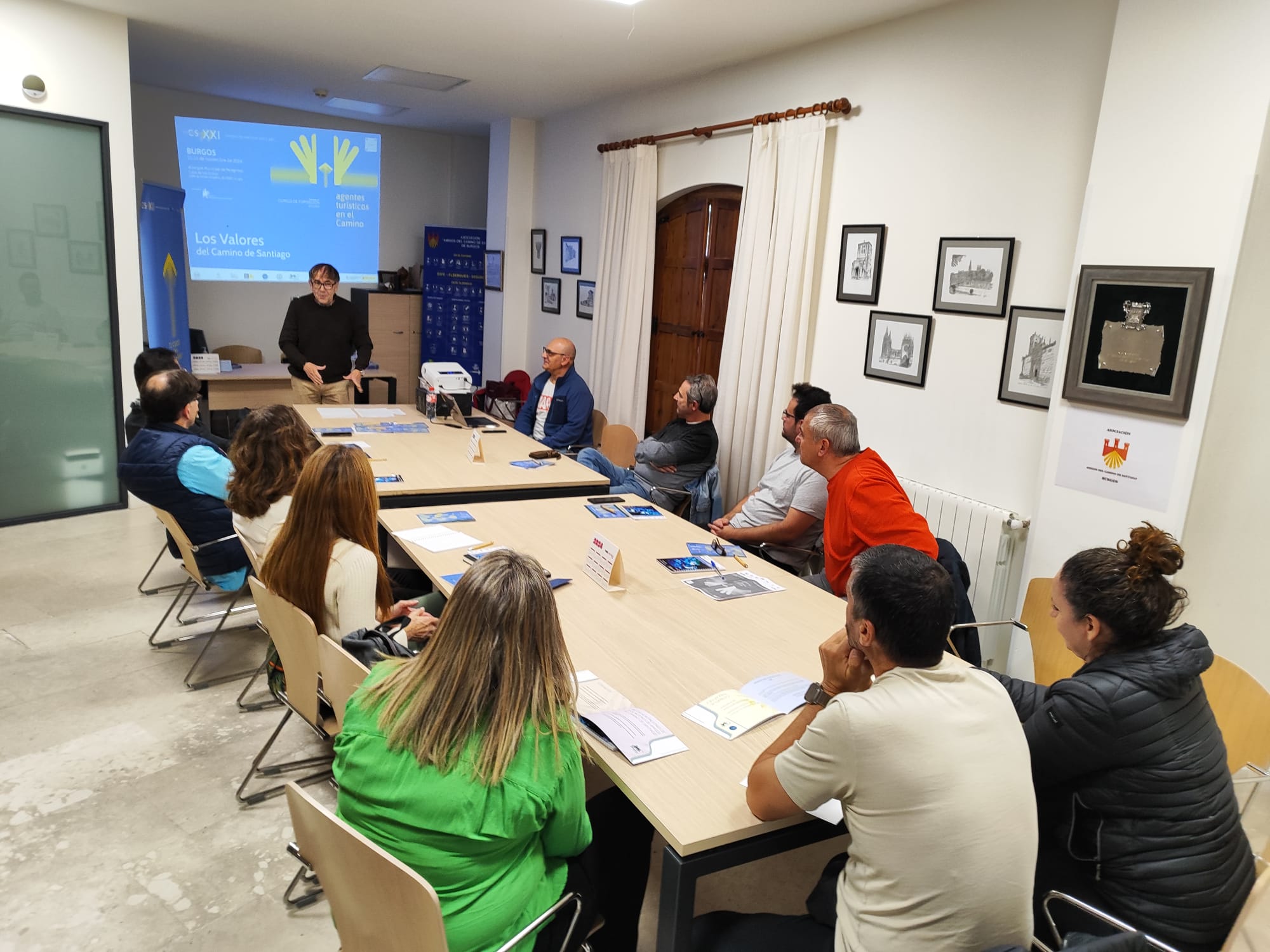 El albergue de Burgos se convierte por unos días en centro de formación para guías, agentes de seguridad y voluntarios