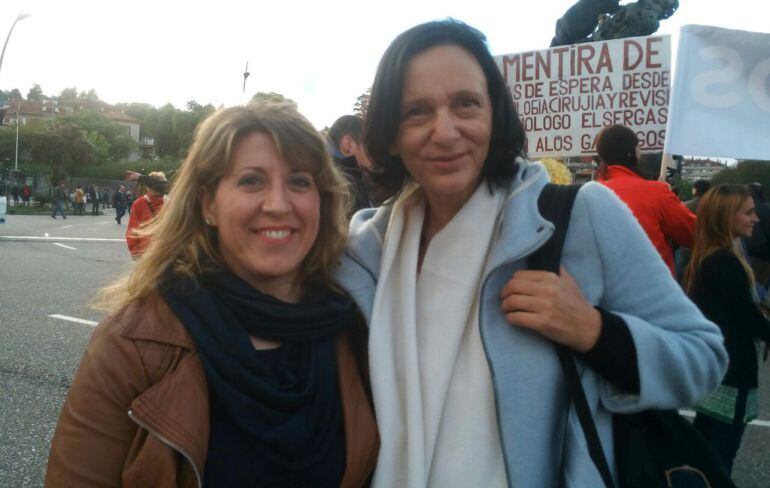 Carmen Santos y Carolina Bescansa en una manifestación en defensa de la sanidad pública en Vigo