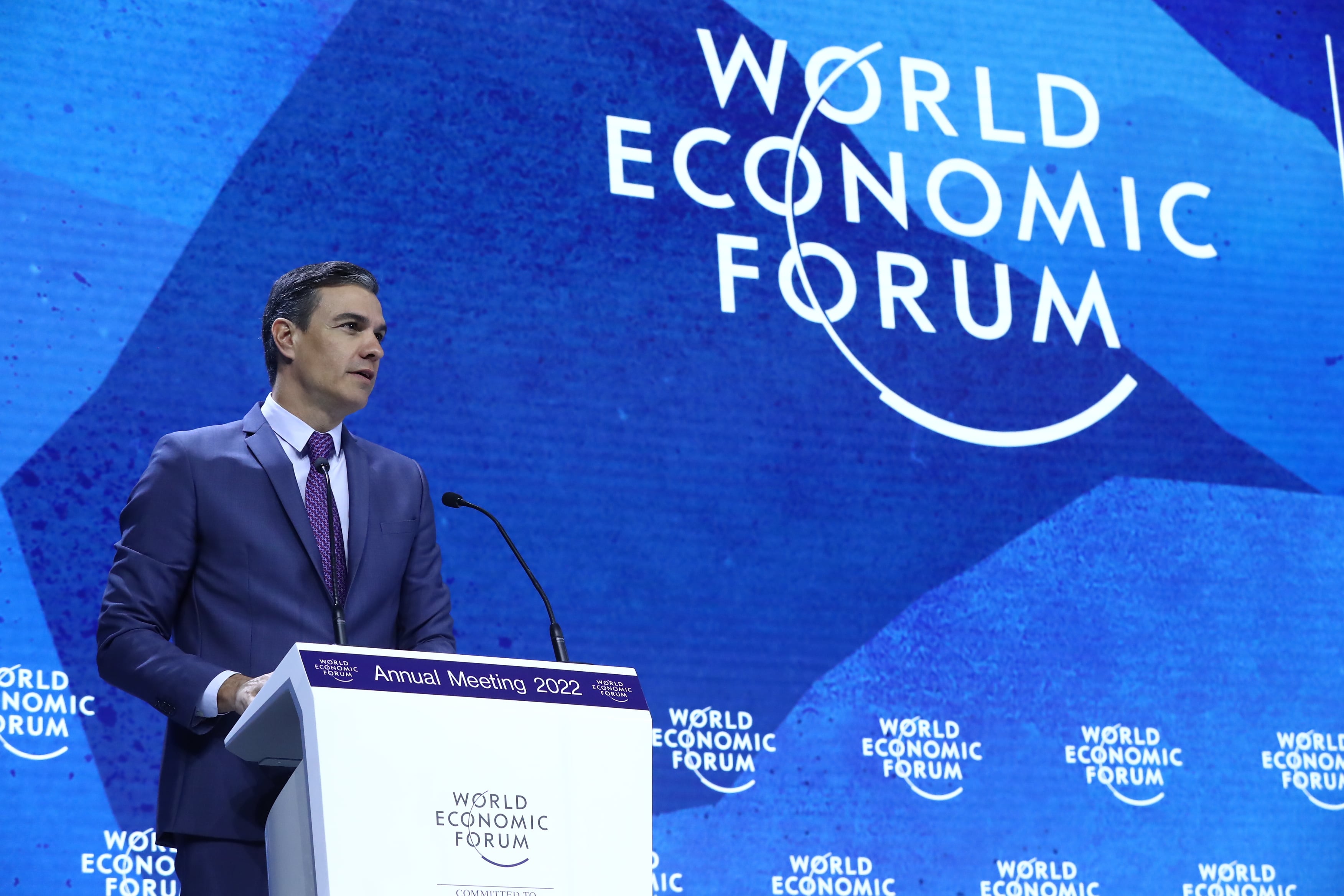 El presidente del Gobierno, Pedro Sánchez (i), interviene este martes en la Reunión anual del Foro Económico Mundial en Davos, Suiza.