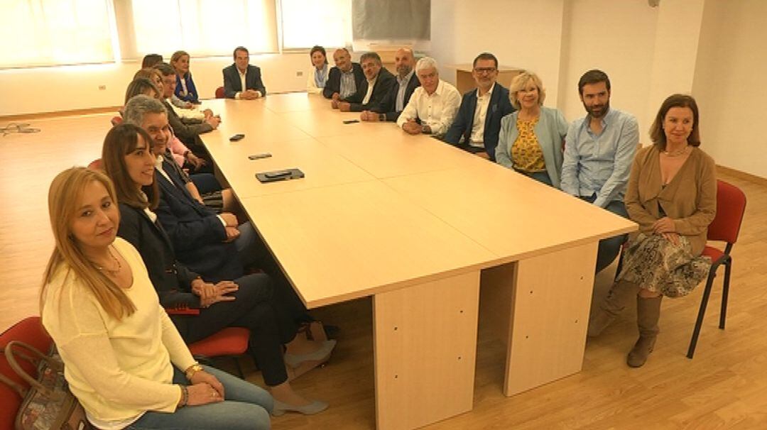 Abel Caballero reunido con los concejales electos