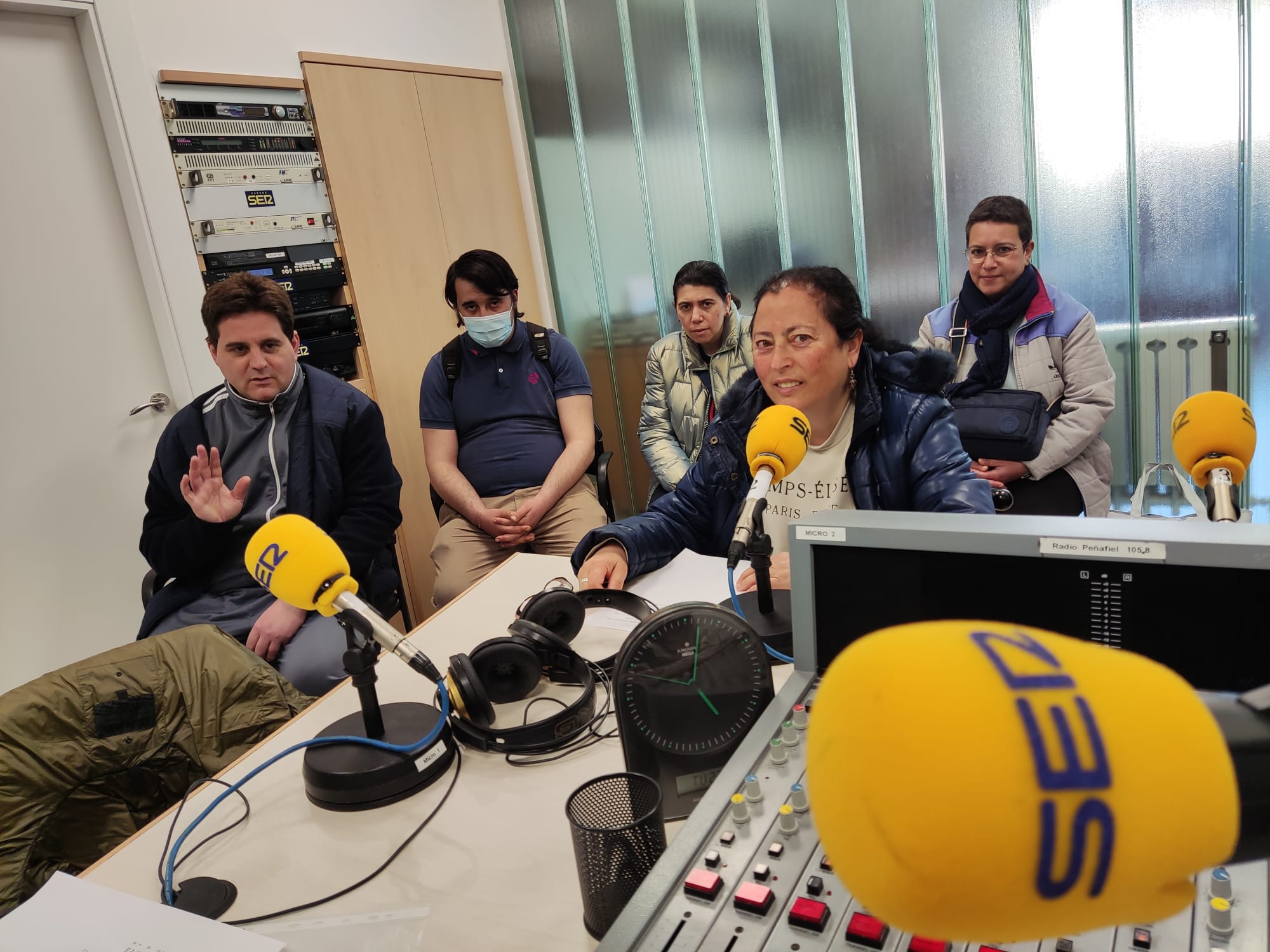 Varios usuarios del taller prelaboral en los estudios de Radio Peñafiel