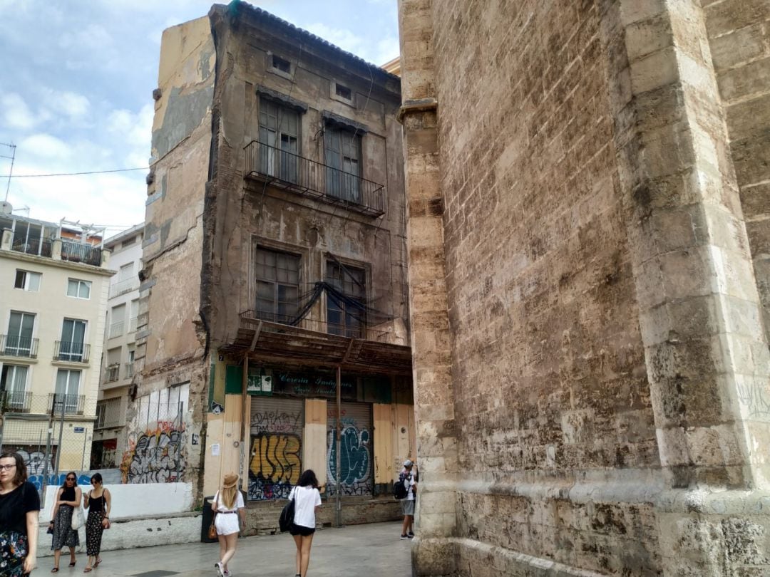 El Edificio del Relojero se encuentra abandonado y se sitúa al lado del Miguelete, en la ciudad de Valencia