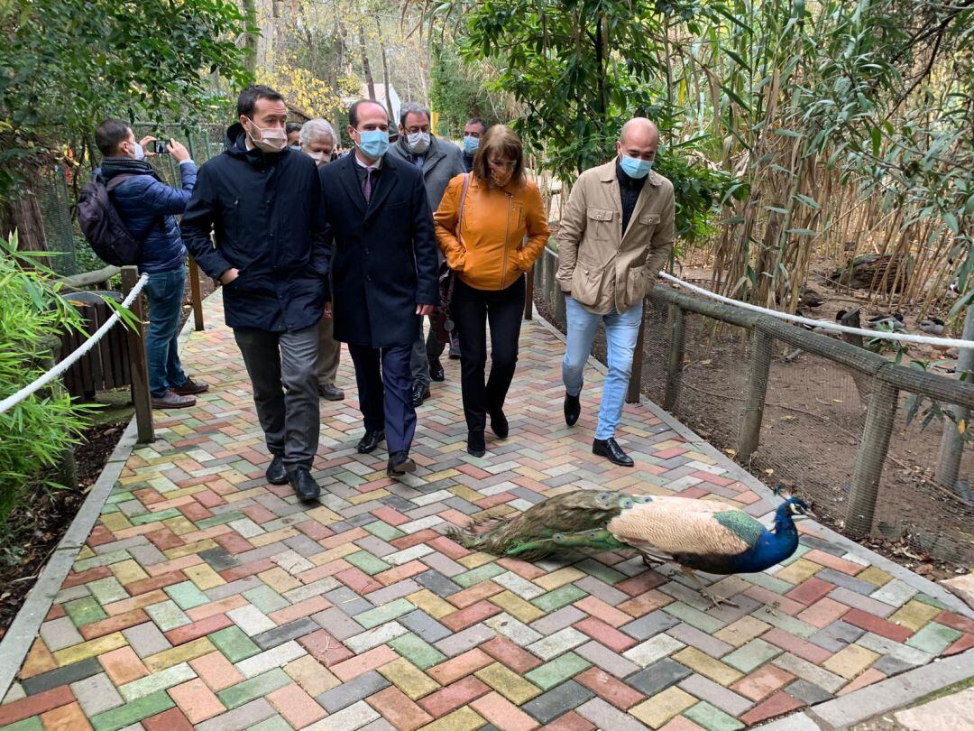 Visita del consejero y del alcalde por el Zoo