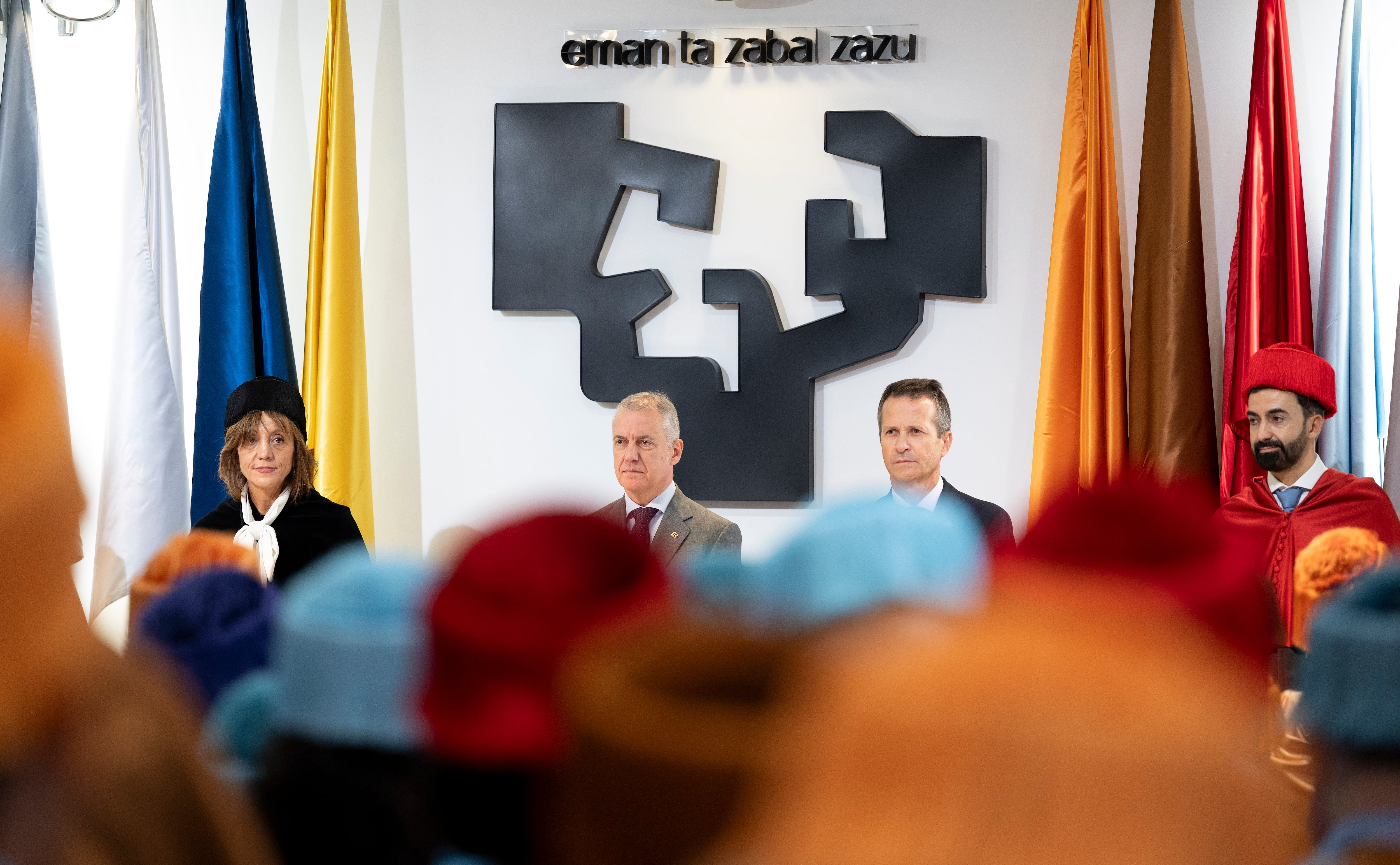 La rectora, Eva Ferreira, y el lehendakari, Iñigo Urkullu, durante el acto de apertura del curso académico de la UPV en Vitoria