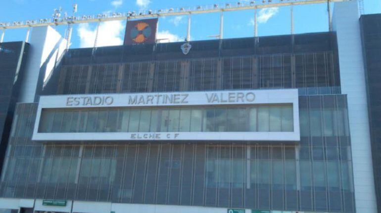 Imagen de la fachada principal del estadio Martínez Valero