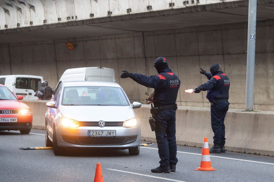 Punto de control en Barcelona para vigilar el cumplimiento de las nuevas restricciones para frenar la COVID.