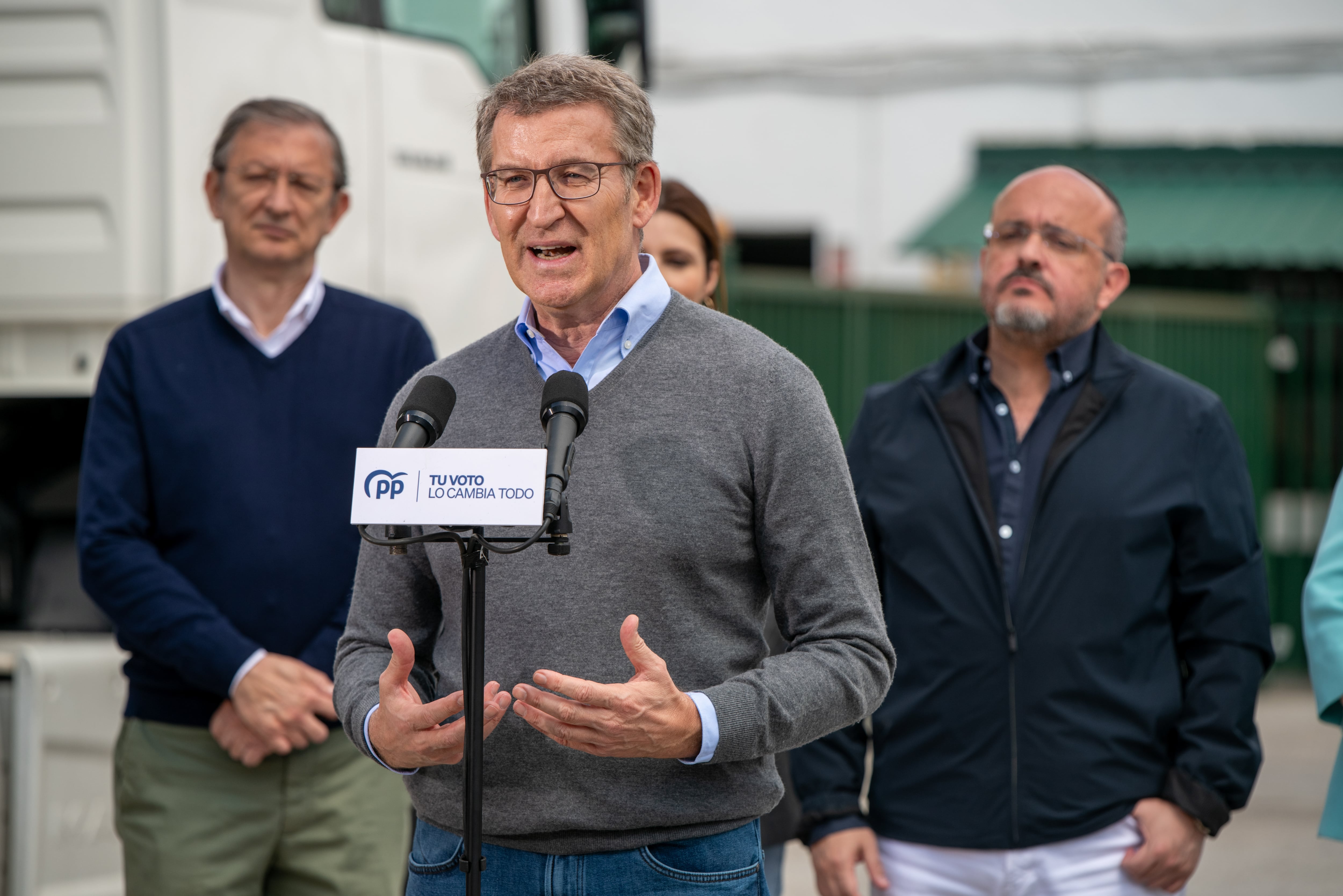 TORTOSA (TARRAGONA), 27/04/2024.- El presidente del PP, Alberto Núñez Feijóo, interviene ante los medios tras visitar las instalaciones de la empresa Ffaiges, en Tortosa, junto al candidato del PP a la presidencia de la Generalitat, Alejandro Fernández. EFE/Alex López
