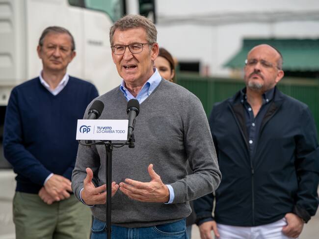 TORTOSA (TARRAGONA), 27/04/2024.- El presidente del PP, Alberto Núñez Feijóo, interviene ante los medios tras visitar las instalaciones de la empresa Ffaiges, en Tortosa, junto al candidato del PP a la presidencia de la Generalitat, Alejandro Fernández. EFE/Alex López