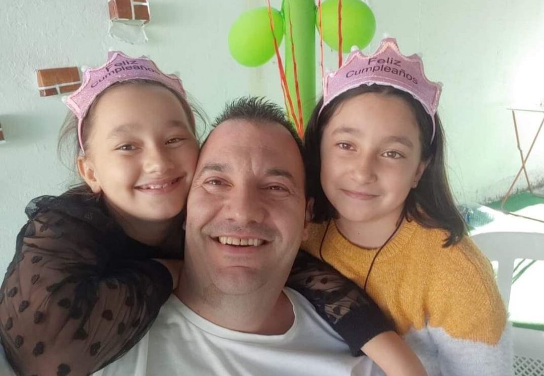 José con sus hijas