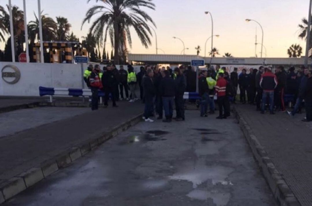 Trabajadores concentrados a las puertas de Acerinox