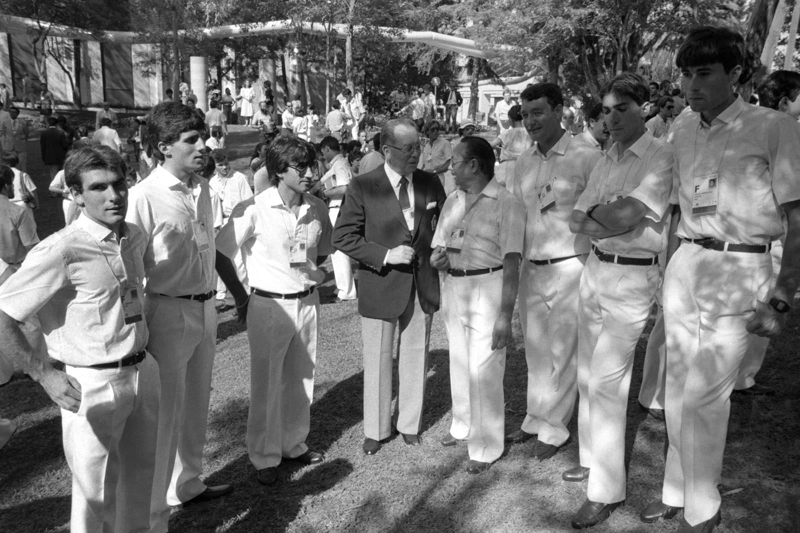 Salva Sanchis (izquierda), junto a Miguel Indurain, Luis Puig, Paco Antequera y Jorge Domínguez, entre otros. Fuente: Salva Sanchis