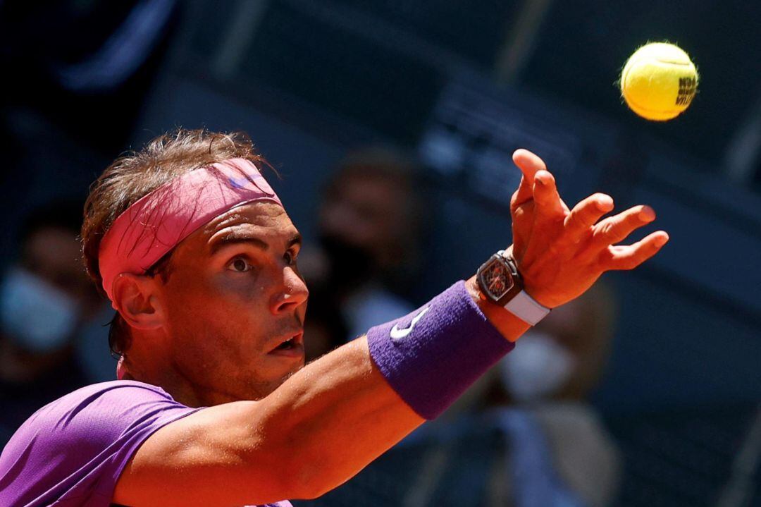 .GRAF1482. MADRID, 07/05/2021.- El tenista Rafa Nadal sirve la bola ante el alemán Alexander Zverev durante su partido de cuartos de final del Mutua Madrid Open disputado este viernes en la Caja Mágica. EFE/Chema Moya