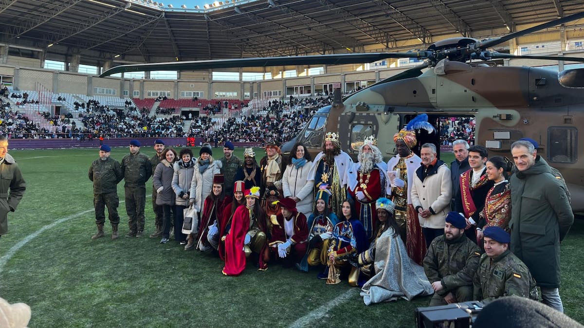 ¡Ya están aquí!: los Reyes Magos llegan en helicóptero a Las Gaunas de Logroño ante miles de personas