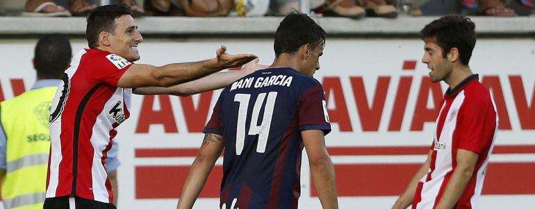 GRA244. EIBAR (GUIPUZCOA), 30/08/2015.- El jugador del Athletic, Aduriz (d), gesticula durante el encuentro de primera división que han disputado hoy ante el Eibar en el estadio de Ipurua de Eibar.EFE/Javier Etxezarreta.
