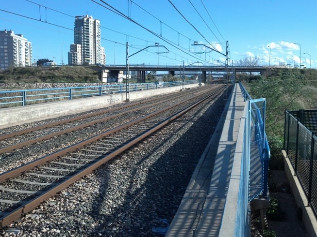 Aspecto del corredor ferroviario de Serrería a su salida del túnel