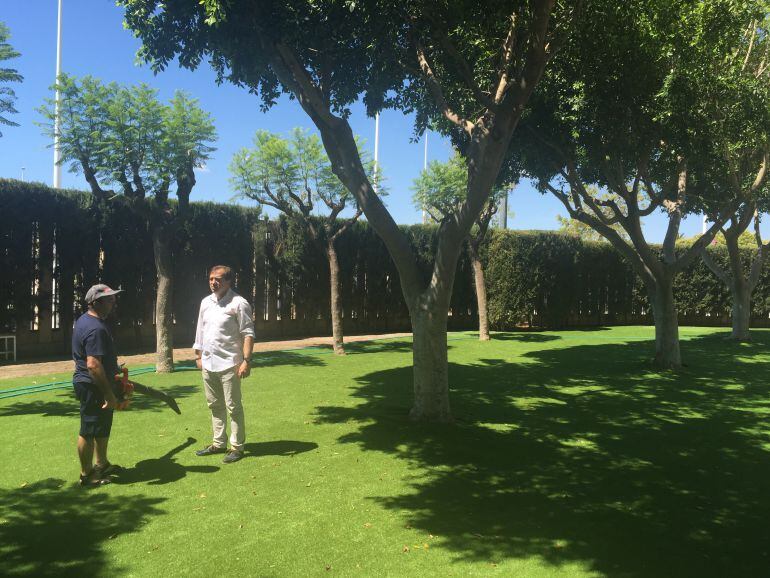 El concejal de Deportes en las piscinas del Pla