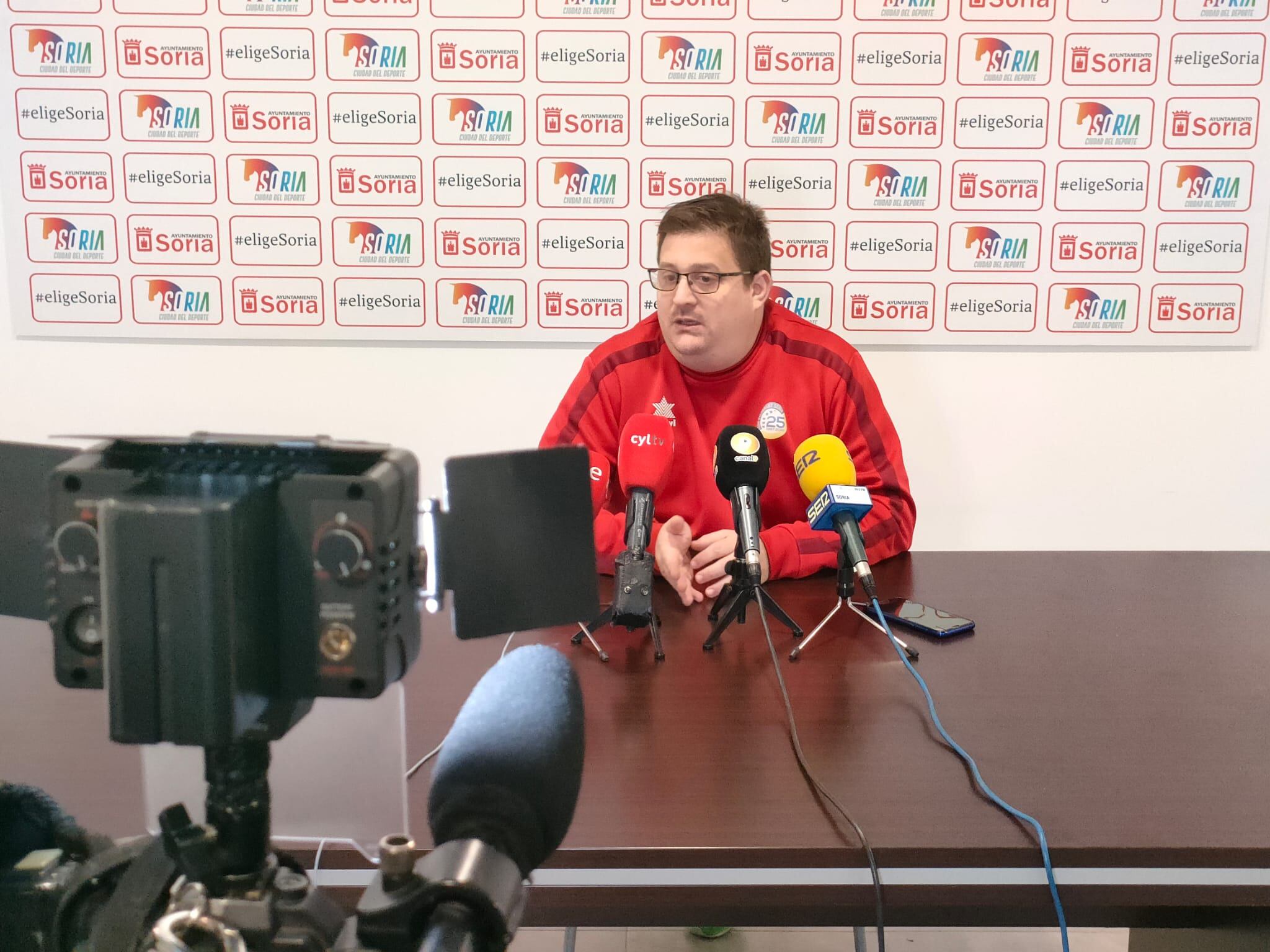 Jordi Lluelles, entrenador del BM Soria, en rueda de prensa.