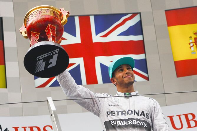 Hamilton celebra la victoria en China