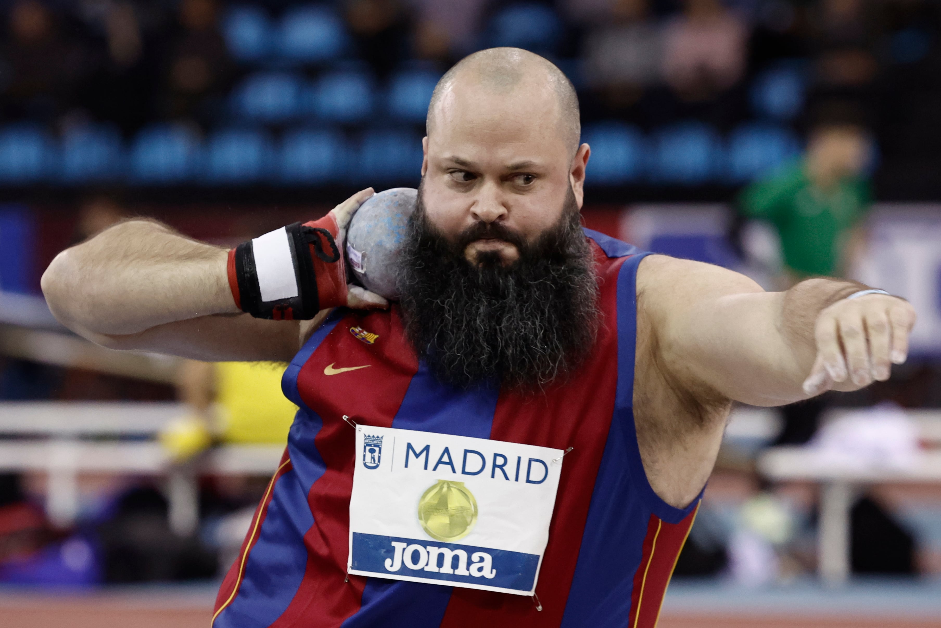 MADRID, 18/02/2023.- El atleta Carlos Tobalina en la final de peso del Campeonato de España de atletismo en pista cubierta que se disputa en el Polideportivo Gallur de Madrid (17-19 febrero).  EFE/ Sergio Pérez
