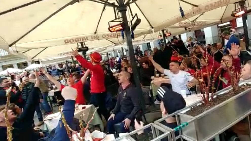 Aficionados del Liverpool en la Plaza Mayor